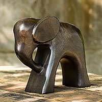 Escultura de madera, 'Thai Elephant' - Escultura de madera Raintree tallada a mano de Tailandia