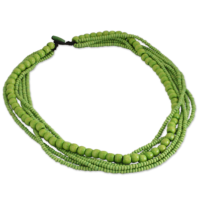 Halskette aus Holzperlen - Lange mehrsträngige Halskette aus hellgrünen Holzperlen