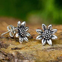 Pendientes de plata de ley - Pendientes pequeños con forma de flor de sol en plata de ley de Tailandia