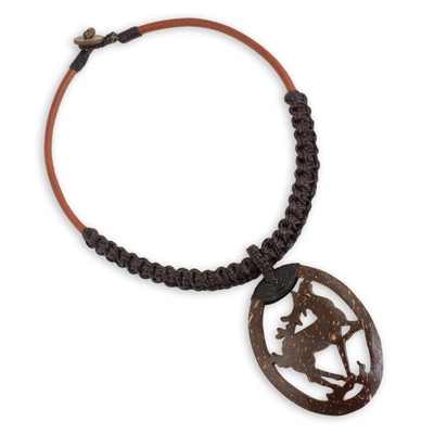 Halskette mit Anhänger aus Leder und Kokosnussschale - Handgefertigte Lederhalskette mit Kokosnussschalen-Anhänger