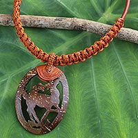 Collar colgante de cuero y cáscara de coco, 'Happy Deer in Brown' - Joyería artesanal Collar de cáscara de coco y cuero