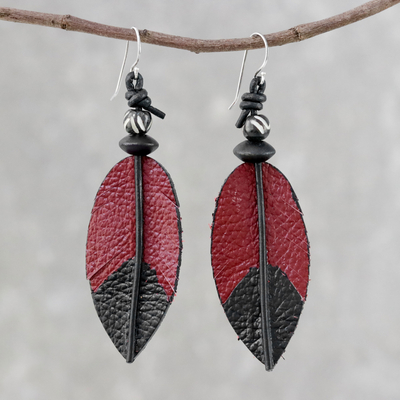 Ohrhänger aus Leder und Knochen, 'Red Feather' - Federohrringe aus Leder und Knochen in Rot aus Thailand