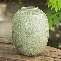 Vase aus Celadon-Keramik, „Grüne Pflaumenblüte“ – Handgefertigte Vase aus Celadon-Keramik mit grünem Blumenmuster aus Thailand