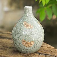 Jarrón de cerámica Celadon, 'Mariposa mandarina' - Jarrón de cerámica celadon verde hecho a mano tailandés