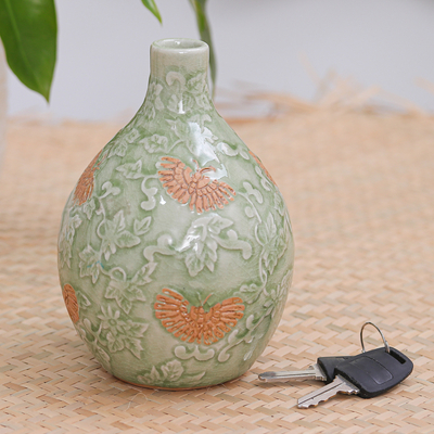 Jarrón de cerámica Celadon, 'Mariposa mandarina' - Jarrón de cerámica celadon verde hecho a mano tailandés