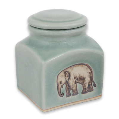 Seladon-Keramikdose, 'Glücklicher Elefant'. - Thailändische hellblaue Celadon-Keramik Handgefertigter Krug und Deckel