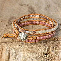 Pulsera envolvente de rodonita y ágata - Brazalete cruzado hecho a mano con piedras preciosas de la tribu de las colinas de Karen