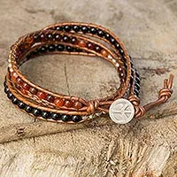 Wickelarmband aus Onyx und Karneol, „Hill Tribe Peace“ – Wickelarmband aus Onyx und Karneol mit Hill Tribe-Silber