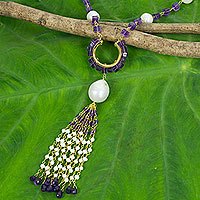 Halskette mit Anhänger aus Zuchtperlen und Amethyst, „Romantische Orchidee“ – Perle und Amethyst an einer langen Halskette aus 24 Karat vergoldetem Silber