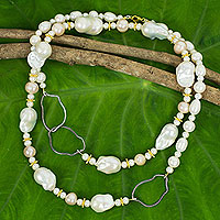 Collar de estación de perlas cultivadas con detalles dorados, 'Exotic Muse' - Collar de perlas blancas con plata de ley y placa de oro de 24 k