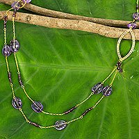 Vergoldete Amethyst- und Granat-Perlenkette, „Lyrical Lanna“ – Amethyst und Granat auf vergoldeter 35-Zoll-Halskette aus Silber