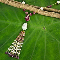 Collar colgante de perlas cultivadas y rubíes bañados en oro, 'Siam Sonnet' - Collar de plata y piedras preciosas bañadas en oro con perla y rubí