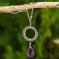 Halskette mit vergoldetem Anhänger aus Iolith und Amethyst, „Iris Rain“ – Halskette aus 24 Karat vergoldetem Silber mit Iolith und Amethyst