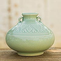 Jarrón de cerámica Celadon, 'Sawankhalok Jade Lotus' - Jarrón esmaltado clásico verde claro elaborado en cerámica Celadon