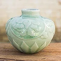 Kleine Celadon-Keramikvase, „Voluptuous Lotus“ – thailändische handgefertigte Petite Celadon-Keramikvase