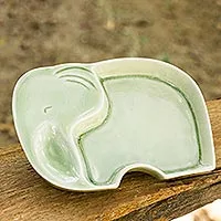 Plato de cerámica Celadon, 'Happy Green Elephant' - Plato de celadon hecho a mano con tema de elefante caprichoso