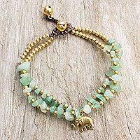 Pulsera con cuentas de latón y cuarzo, 'Elefante verde' - Pulsera con dijes de elefante con cuentas de cuarzo verde de Tailandia