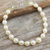 Armband aus Zuchtperlen und Peridotperlen - Handgefertigtes Armband aus weißen Perlen und Peridot aus Thailand
