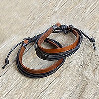 Pulseras de cuero para hombre, 'Bold Contrast' (par) - Pulseras de cuero marrón y algodón negro para hombre (par)