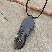 Halskette mit Anhänger aus Tigerauge und Leder, „Feather Spirit in Black“ – handgefertigte schwarze Lederhalskette mit Tigerauge