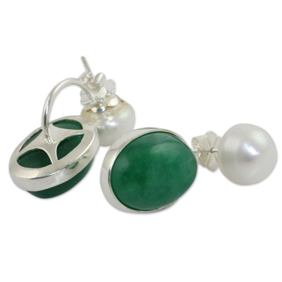Zuchtperlen- und Quarz-Tropfenohrringe, 'Mondscheinschillernd'. - Weiße Perlen und Ohrringe aus grünem Quarz aus Thailand