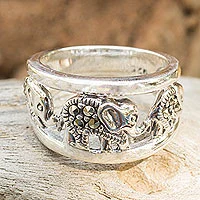 Anillo de banda de marcasita, 'Thai Elephant Journey' - Anillo de banda de plata de ley con elefantes de marcasita