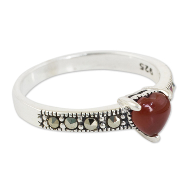 Bandring aus Markasit und Onyx - Thailändischer Ring aus Silber und Markasit mit einem Herzen aus rotem Onyx