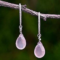 Pendientes colgantes de calcedonia con acento dorado, 'Effortless Pink Glam' - Pendientes con acento de oro de calcedonia rosa hechos a mano en plata