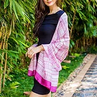 Schal aus Rayon- und Seidenmischung, „Pink Plaid Batik“ – Thailändischer Schal aus weißer Seidenmischung mit rosa Batik