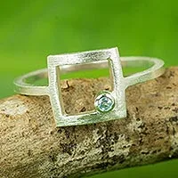 Blauer Topas-Cocktailring, „Looking Outside“ – handgefertigter Ring aus Sterlingsilber mit blauem Topas aus Thailand