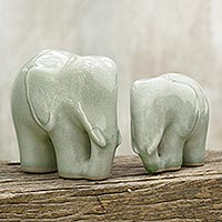 Figuras de cerámica Celadon, 'Elephant Bond in Light Green' (par) - Figuras de elefantes de cerámica Celadon verde claro (par)