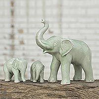 Estatuillas de cerámica Celadon, 'Dulce familia de elefantes en verde' (juego de 3) - Estatuillas de cerámica Celadon Elephant and Babies (juego de 3)