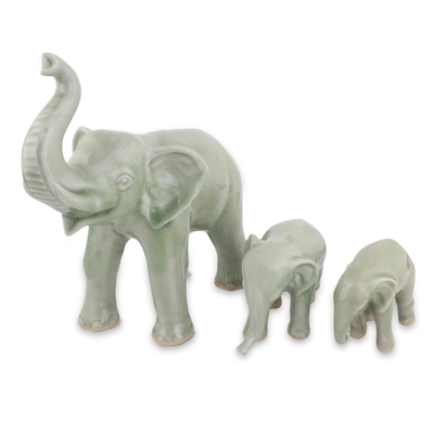 Celadon-Keramikstatuetten, „Süße Elefantenfamilie in Grün“ (3er-Set) - Celadon-Keramikstatuetten mit Elefanten und Babys (3er-Set)