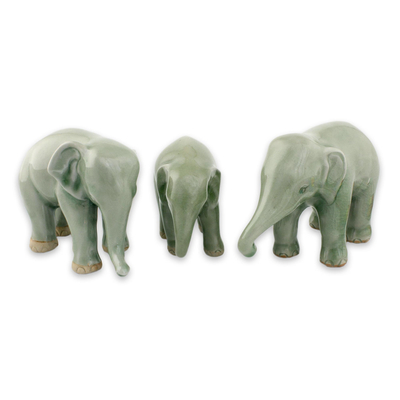 Celadon-Keramikfiguren, 'Grüne Elefantenbrüder' (3er-Satz) - Drei Celadon-Keramik-Elefantenskulpturen aus Thailand
