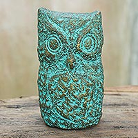 Statuette aus recyceltem Papier, „Observant Owl“ – Eulenstatuette aus recyceltem Papier, handgefertigt in Thailand