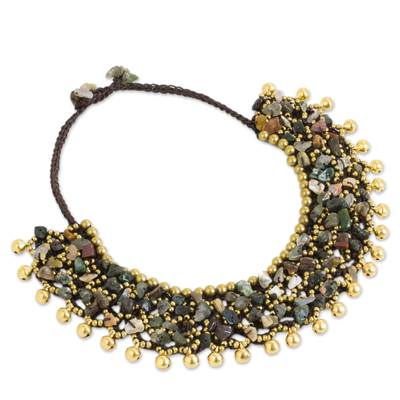 Halskette mit Perlen aus Jaspis - Handgefertigte Perlenkette aus Jaspis und Messing mit Glöckchen