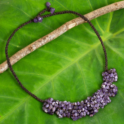 Halskette mit Amethyst-Perlen, „A Sense of Nature“ – Halskette mit Amethystsplitter-Anhänger an dunkelbraunen Kordeln