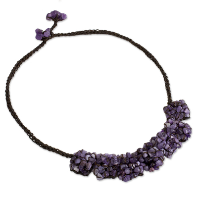 Halskette mit Amethyst-Perlen, „A Sense of Nature“ – Halskette mit Amethystsplitter-Anhänger an dunkelbraunen Kordeln