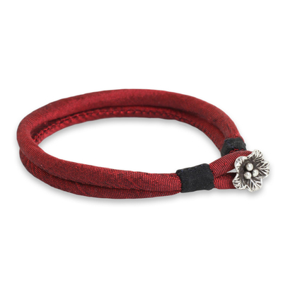 Pulsera de cordón de seda con detalles plateados - Pulsera Artesanal de Seda Roja con Plata de las Tribus de las Colinas