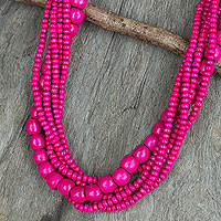Holzperlen-Halskette, „Tropical Dance“ – Fair-Trade-Halskette mit langen Holzperlen in Hot Pink