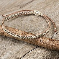 Pulsera trenzada con acento plateado, 'Tan Ivory Progression' - Pulsera Macrame en Tan y Marfil con Hill Tribe Silver