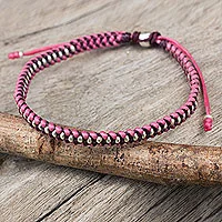 Pulsera trenzada con detalles plateados. - Pulsera Brazalete Rosa y Granate con Cuentas de Plata