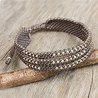 Pulsera con acento plateado, 'Starlight and Khaki' - Pulsera en macramé con cuentas de plata 950