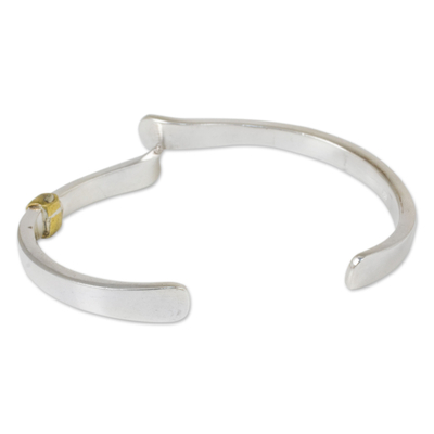 Manschettenarmband aus Sterlingsilber und Messing, 'Flow of Light - Modernes handgefertigtes Armband aus Sterlingsilber mit Messing
