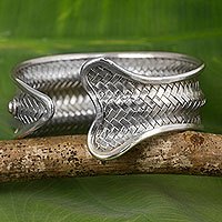 Pulsera de puño de plata, 'El pez' - Pulsera de puño de plata en forma de pez joyería hecha a mano de la tribu Hill