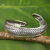 Pulsera de puño de plata, 'Pez nadando' - Pulsera de puño de pescado de plata hecha a mano Joyería tailandesa de la tribu de la colina