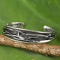 Manschettenarmband aus Sterlingsilber, „Narrow River“ – Handgefertigtes Manschettenarmband aus Sterlingsilber aus Thailand