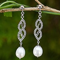 Pendientes colgantes de perlas cultivadas y plata de primera ley, 'Serpentine Charm' - Pendientes colgantes únicos con cadena de plata de ley y perlas