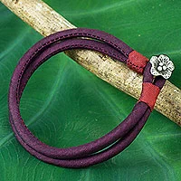 Seidenkordelarmband mit silbernem Akzent, „Purple Karen Blossom“ – handgefertigtes lila Seidenarmband mit Hill Tribe-Silberanhänger