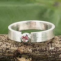 Anillo solitario de turmalina, 'Lanna Belle' - Anillo solitario de turmalina rosa en plata satinada cepillada 925